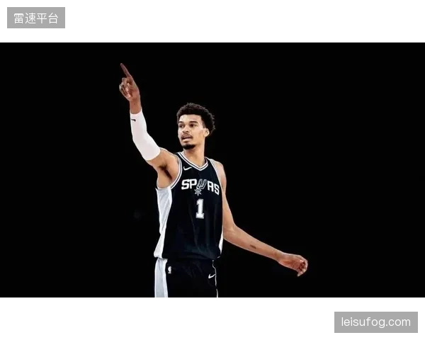 文班亚马西决G1打出历史级表现,关键时刻统治攻防两端。 文班亚马西决G1打出历史级表现,关键时刻统治攻防两端。