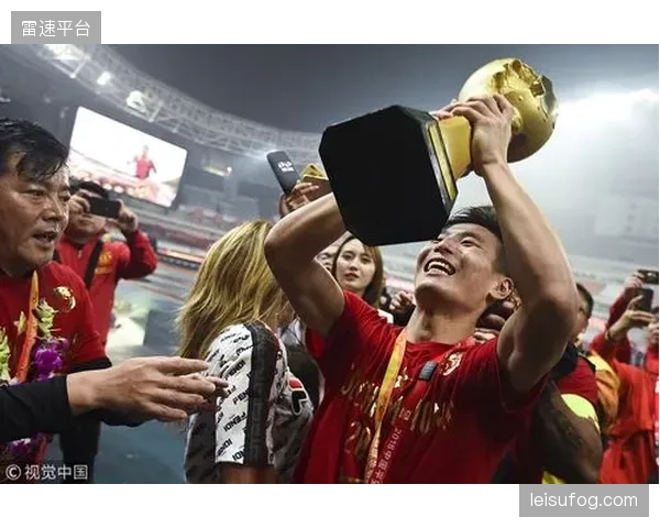 埃泽不仅具备进攻才华，其积极的防守态度和对抗能力，使他成为战术适应性极强的中前场多面手。